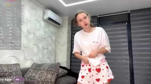 Snapshot of evonnesilvestre chatting on October 2025 04:19:02 PM Eva online show from October 2025 04:19:02 PM