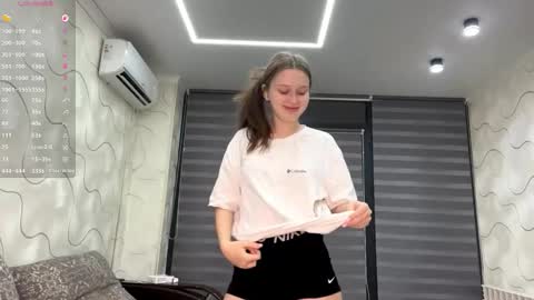 Snapshot of evonnesilvestre chatting on November 2025 03:10:02 PM Eva online show from November 2025 03:10:02 PM