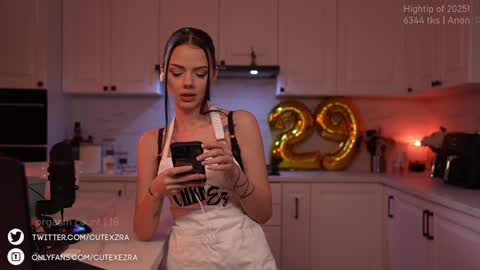 Snapshot of ezra chatting on February 2025 09:46:02 PM Ezra online show from February 2025 09:46:02 PM