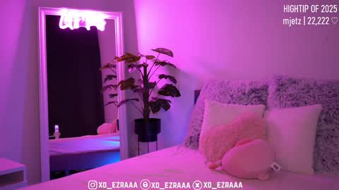 Snapshot of ezra chatting on December 2025 10:15:01 PM Ezra online show from December 2025 10:15:01 PM