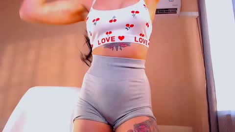 Elli  online show from December 2025 12:44:02 PM