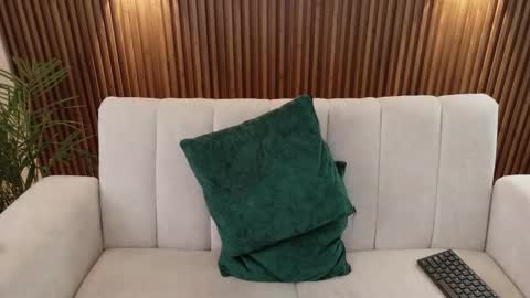 Feelena online show from December 2025 06:14:01 PM