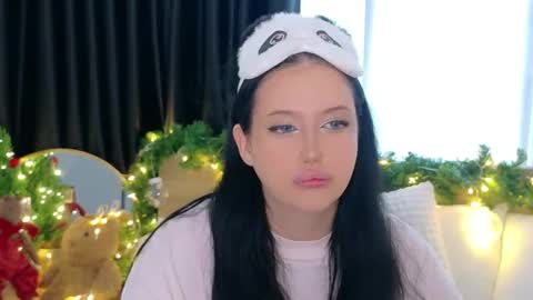 Felicia Herceg online show from December 2025 11:32:01 PM