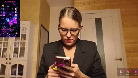 Snapshot of findom_lady_shine chatting on September 2025 08:32:02 PM Lady online show from September 2025 08:32:02 PM