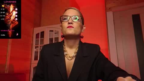 Snapshot of findom_lady_shine chatting on November 2025 09:16:01 PM Lady online show from November 2025 09:16:01 PM