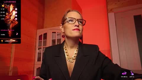 Snapshot of findom_lady_shine chatting on November 2025 11:18:01 PM Lady online show from November 2025 11:18:01 PM