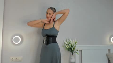 Doloras online show from September 2025 07:51:02 PM