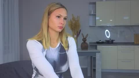 Doloras online show from October 2025 07:21:01 PM