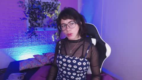 flora_blue online show from October 2025 11:43:01 AM