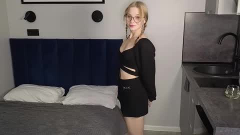 Snapshot of flower_princess3 chatting on October 2025 11:24:01 AM Dolly online show from October 2025 11:24:01 AM