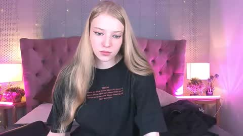 Mia online show from October 2025 09:57:02 PM