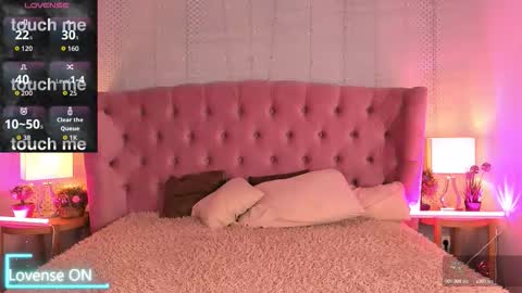 Mia online show from October 2025 12:11:01 AM