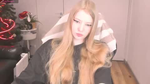 Mia online show from December 2025 04:02:01 PM