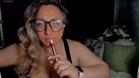 Snapshot of foxxxy__lady chatting on May 2026 01:33:02 AM Kris online show from May 2026 01:33:02 AM