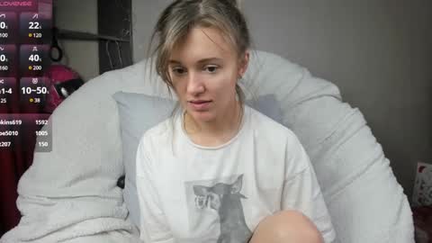 Snapshot of foxy_blond chatting on February 2025 06:29:01 AM Foxy online show from February 2025 06:29:01 AM