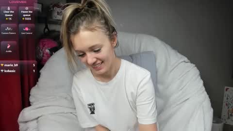 Snapshot of foxy_blond chatting on February 2025 03:23:02 AM Foxy online show from February 2025 03:23:02 AM