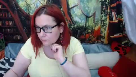 Snapshot of foxydesiree chatting on May 2026 07:43:02 PM foxydesiree online show from May 2026 07:43:02 PM