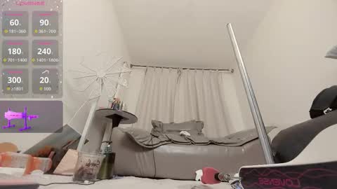 yiyi online show from November 2025 12:02:02 PM