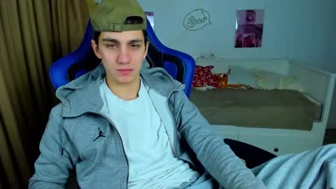 Snapshot of frank_mooree chatting on December 2025 04:29:02 AM Frank online show from December 2025 04:29:02 AM