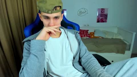 Snapshot of frank_mooree chatting on December 2025 04:10:02 AM Frank online show from December 2025 04:10:02 AM