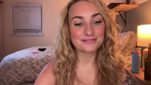 Snapshot of frayfitz chatting on March 2026 12:02:01 AM Fray online show from March 2026 12:02:01 AM