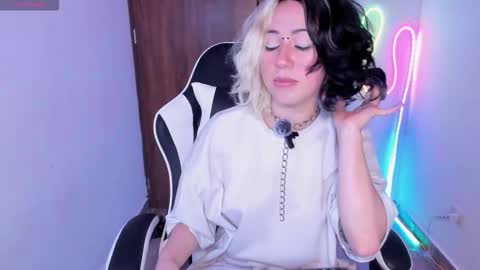 frida_lassi_ online show from November 2025 09:32:01 PM