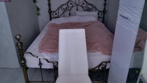 Snapshot of ghost_girlyy chatting on April 2026 05:01:02 AM violeta online show from April 2026 05:01:02 AM