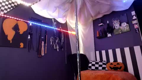 Giggles online show from November 2025 03:00:02 PM