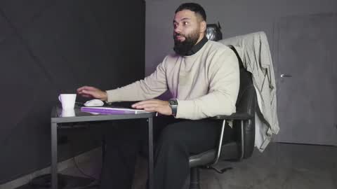 Matthew .. for short call me Matt online show from November 2025 11:18:01 PM