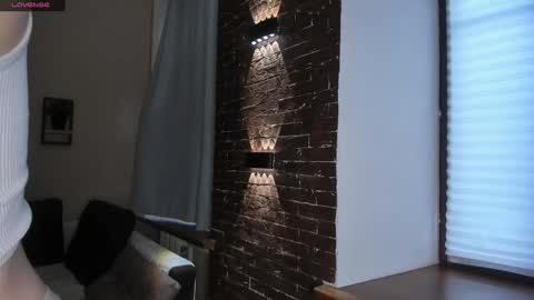 Snapshot of glowhub_ chatting on February 2026 02:02:01 PM Ann Eliz and Gigi online show from February 2026 02:02:01 PM