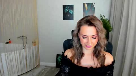 Olivia online show from November 2025 07:35:02 PM