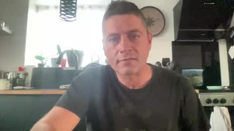 guil0 online show from October 2025 09:10:02 PM