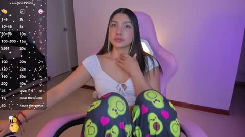 Snapshot of h3y_mia3 chatting on January 2025 06:10:01 AM Paulina online show from January 2025 06:10:01 AM