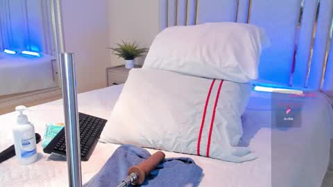 haileystonei online show from September 2025 11:35:02 AM