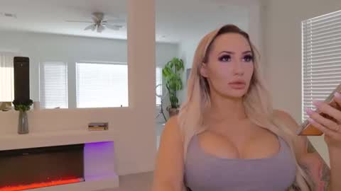 Snapshot of haliaxhill chatting on October 2025 05:57:02 PM Halia Hill online show from October 2025 05:57:02 PM