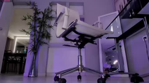 HANNAH HOWELL online show from September 2025 09:45:02 AM