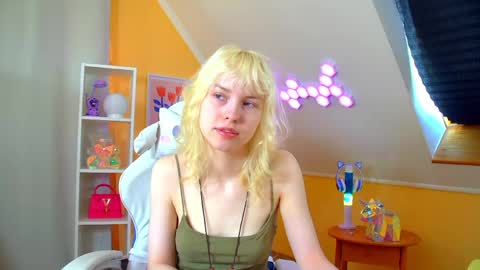Snapshot of hannahhollis chatting on April 2026 06:16:02 AM Hannah online show from April 2026 06:16:02 AM