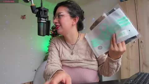 Snapshot of hannasofiax chatting on December 2024 03:03:02 PM hannasofia x Schedule 700 -1400GTM-5 online show from December 2024 03:03:02 PM