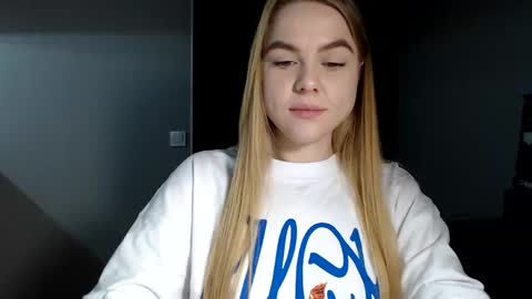 happy_fox_ online show from February 2025 11:50:01 PM