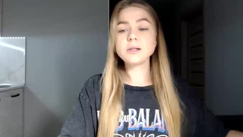 happy_fox_ online show from November 2025 03:25:02 PM