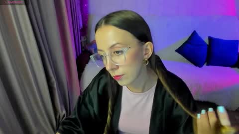 Stephanie online show from November 2025 06:03:02 PM