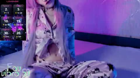 Mia online show from November 2025 09:57:02 PM