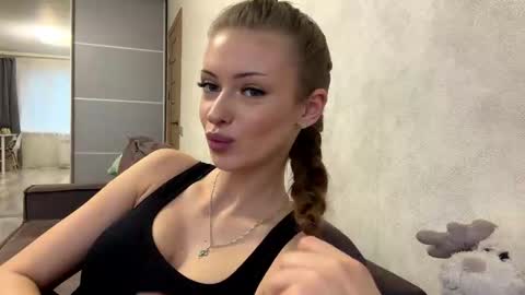 Snapshot of heart_petal chatting on December 2025 09:18:01 AM Mona online show from December 2025 09:18:01 AM