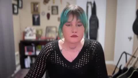 Snapshot of heavensentttt chatting on December 2024 08:27:01 AM Saoirse online show from December 2024 08:27:01 AM