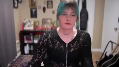 Snapshot of heavensentttt chatting on December 2024 05:05:02 AM Saoirse online show from December 2024 05:05:02 AM