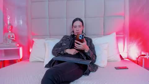 Keira Hecate online show from November 2025 08:01:01 PM