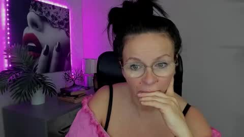 Snapshot of helen_79 chatting on September 2025 06:36:01 AM Helen online show from September 2025 06:36:01 AM