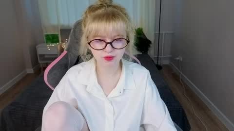 Snapshot of helen_carson chatting on May 2026 12:17:02 AM Helen Carson online show from May 2026 12:17:02 AM