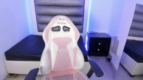 hellen__smith_ online show from February 2026 05:00:01 PM