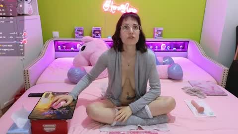 Snapshot of heraluna_ chatting on February 2025 02:04:01 AM HeraLuna  online show from February 2025 02:04:01 AM